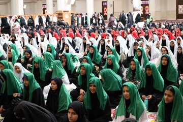 تصاویر/  برگزاری همایش «دختربابا» با حضور یک هزار دانش آموز دختر شیرازی در حرم شاهچراغ(ع)