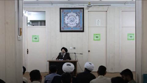 تصاویر/ جلسه اخلاق فقیه مجاهد آیت‌الله موسوی جزایری با حضور طلاب برگزار شد