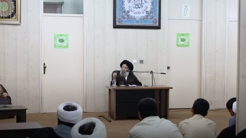 تصاویر/ جلسه اخلاق فقیه مجاهد آیت‌الله موسوی جزایری با حضور طلاب برگزار شد