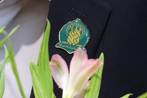 تصاویر/ گل آرایی ضریح حرم حضرت معصومه(س) به مناسبت میلاد بانوی کرامت