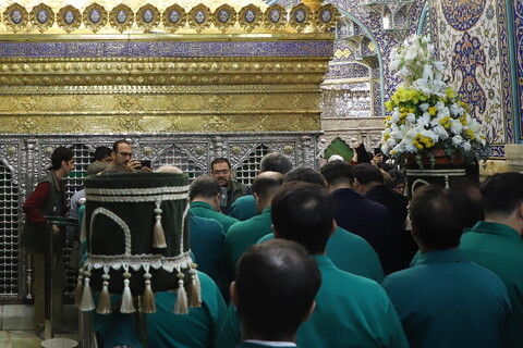 تصاویر/ گل آرایی ضریح حرم حضرت معصومه(س) به مناسبت میلاد بانوی کرامت