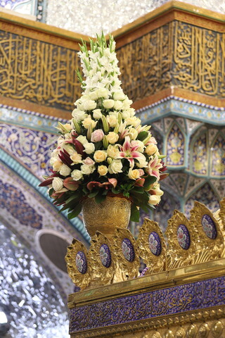 تصاویر/ گل آرایی ضریح حرم حضرت معصومه(س) به مناسبت میلاد بانوی کرامت