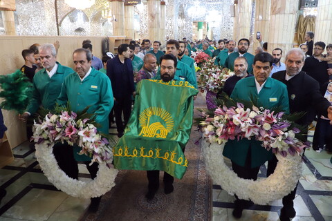 تصاویر/ گل آرایی ضریح حرم حضرت معصومه(س) به مناسبت میلاد بانوی کرامت