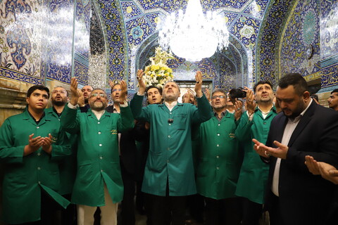 تصاویر/ گل آرایی ضریح حرم حضرت معصومه(س) به مناسبت میلاد بانوی کرامت