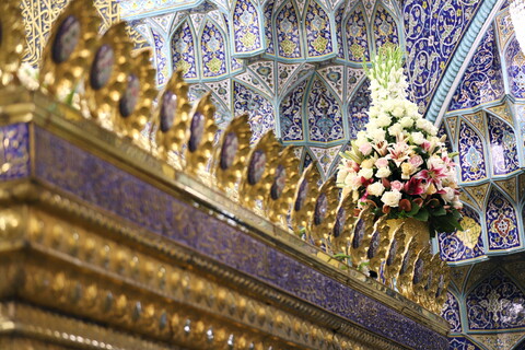 تصاویر/ گل آرایی ضریح حرم حضرت معصومه(س) به مناسبت میلاد بانوی کرامت