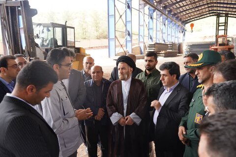 تصاویر بازدید نماینده ولی فقیه در لرستان از مجتمع فولاد خرم آباد به مناسبت هفته کارگر