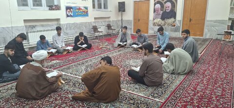 تصاویر گوشه ای از فعالیت های قرآنی تهذیبی طلاب مدرسه ولیعصر(عج)بروجرد