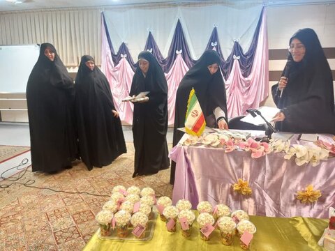 تصاویر/تجلیل از طلاب برگزیده مدرسه علمیه فاطمة الزهرا(س)اراک در سالروز ولادت حضرت معصومه(س)