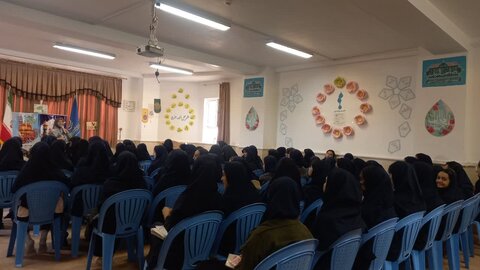 تصاویر/بازدید دانش آموزان مدرسه شاهدشهید ابراهیمی از مدرسه علمیه فاطمیه محلات