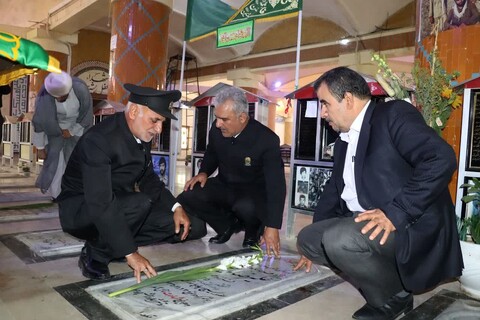 تصاویر/ ادای احترام خادمان امام رضا(ع) به شهدای بوشهر