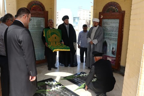 تصاویر/ ادای احترام خادمان امام رضا(ع) به شهدای بوشهر