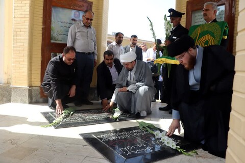 تصاویر/ ادای احترام خادمان امام رضا(ع) به شهدای بوشهر