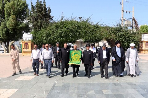 تصاویر/ ادای احترام خادمان امام رضا(ع) به شهدای بوشهر