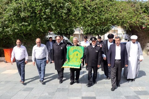 تصاویر/ ادای احترام خادمان امام رضا(ع) به شهدای بوشهر