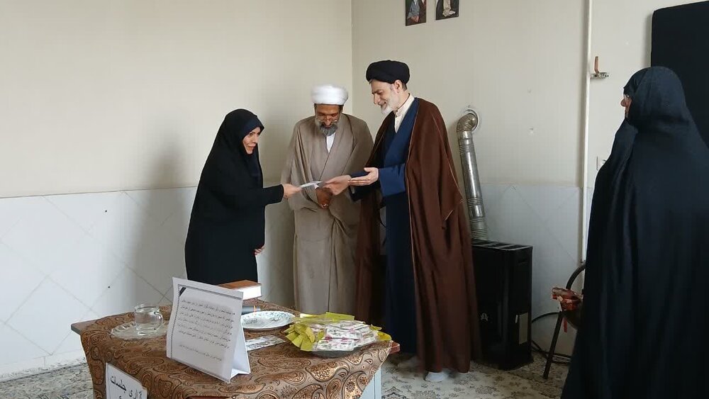 تجلیل از برگزیدگان جشنواره بانوی کرامت و مسابقات فرهنگی در ساوه+عکس