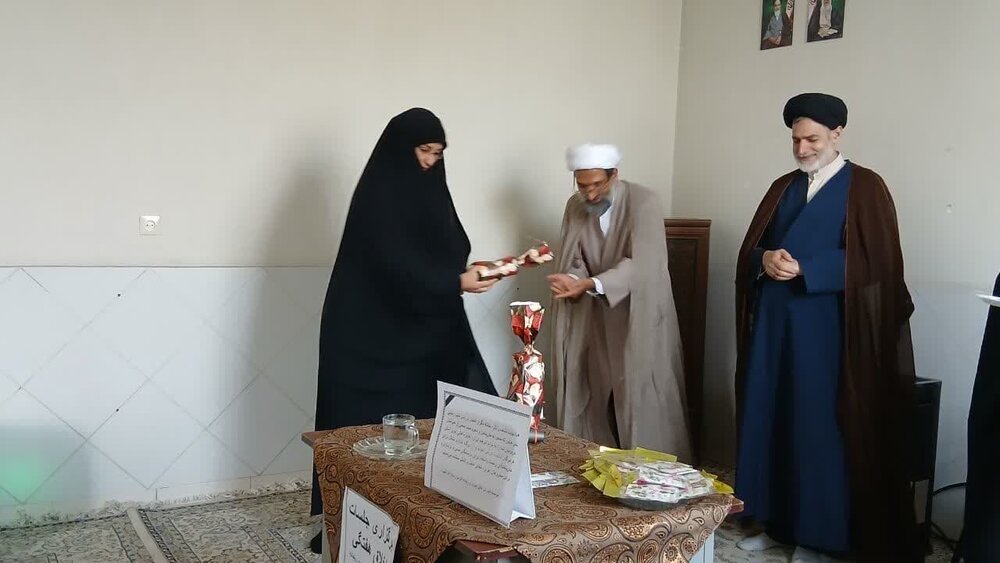 تجلیل از برگزیدگان جشنواره بانوی کرامت و مسابقات فرهنگی در ساوه+عکس