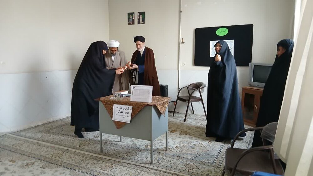 تجلیل از برگزیدگان جشنواره بانوی کرامت و مسابقات فرهنگی در ساوه+عکس