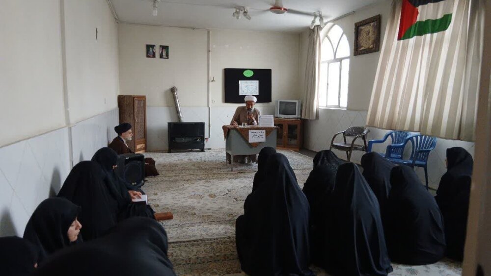 تجلیل از برگزیدگان جشنواره بانوی کرامت و مسابقات فرهنگی در ساوه+عکس