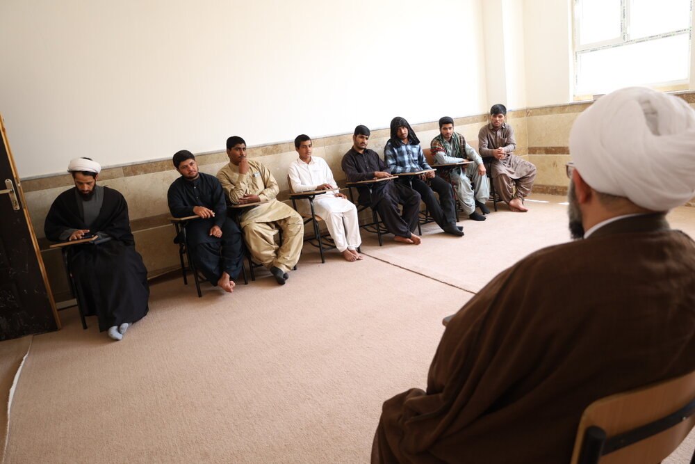 طلاب برای آینده علمی و فرهنگی کشور آماده شوند