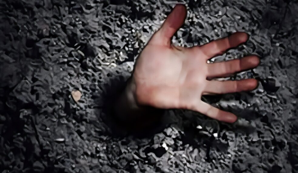 ایک ایسے باپ کی داستان جس نے اپنی ہی بیٹی کو زندہ دفن کر دیا