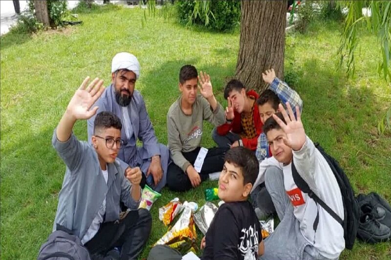 آشنایی دانش‌آموزان کرمانشاهی با فعالیت‌های حوزه‌های علمیه+ عکس