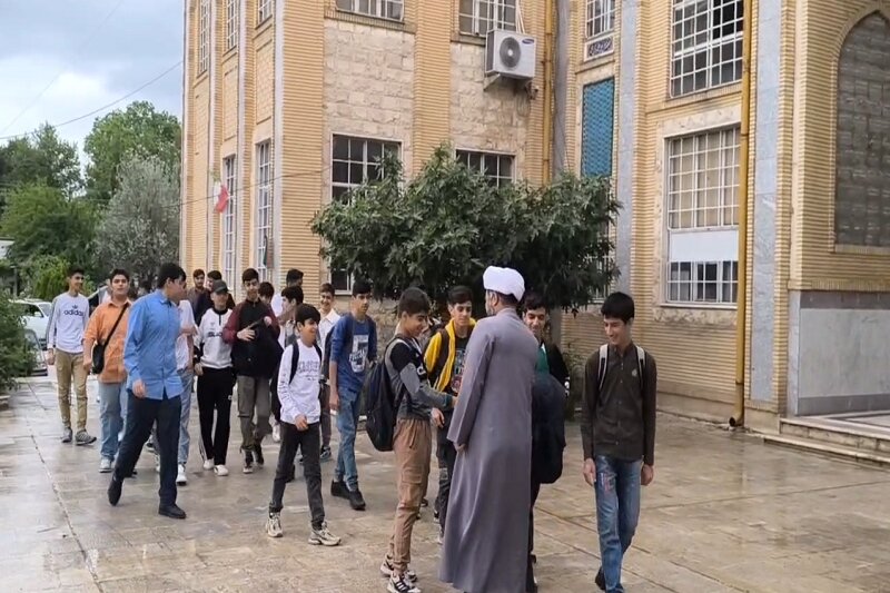 آشنایی دانش‌آموزان کرمانشاهی با فعالیت‌های حوزه‌های علمیه+ عکس