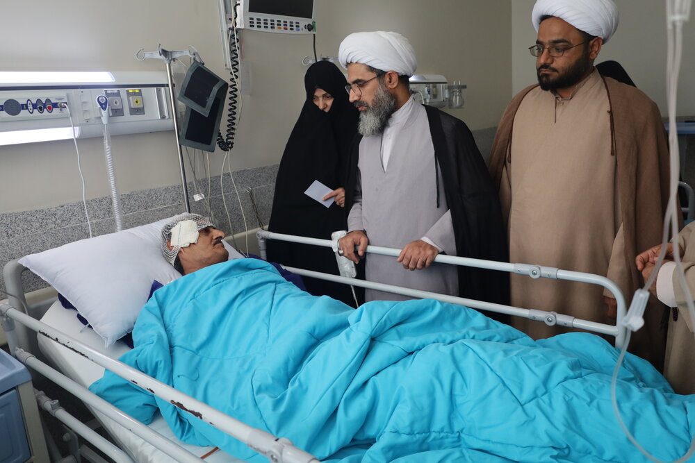 ابلاغ پیام آیت‌الله اعرافی به آسیب‌دیدگان حادثه بندر شهید رجایی توسط مدیر حوزه علمیه استان هرمزگان+ تصاویر