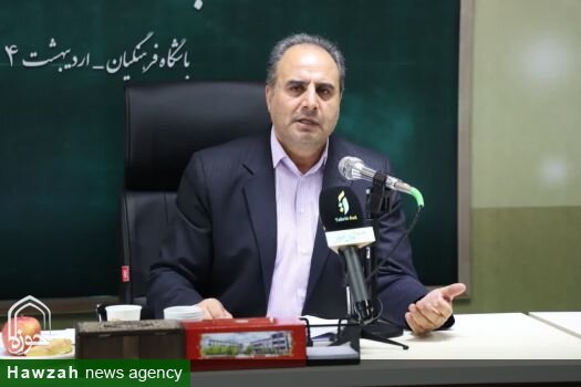 معلم، محور توسعه فرهنگ و فضیلت در جامعه است