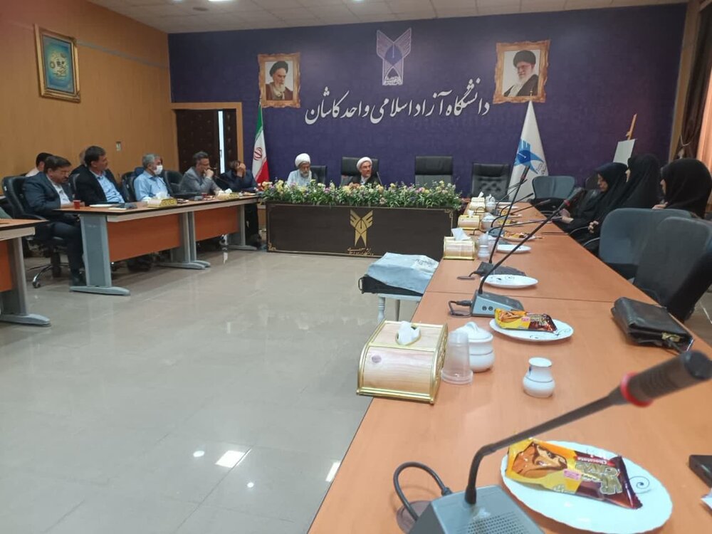 استاد خوب به شاگرد خود عبودیت را می‌آموزد