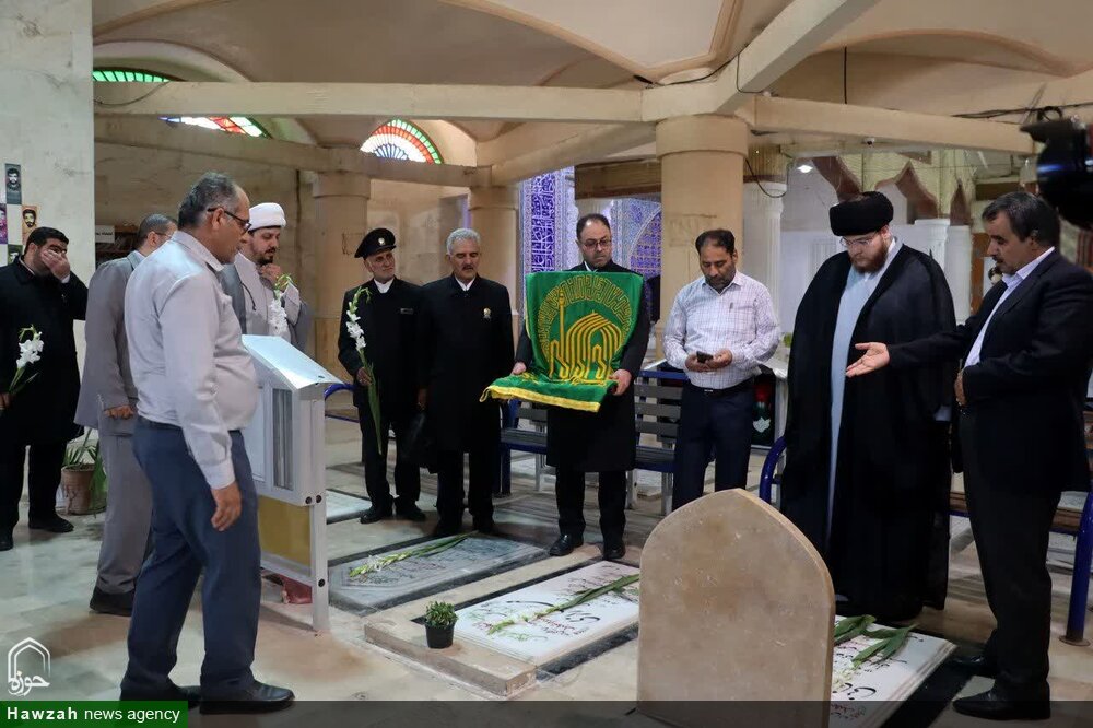 تصاویر/ ادای احترام خادمان امام رضا(ع) به شهدای بوشهر