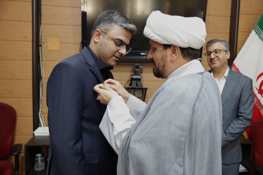 اعطای نشان خادم افتخاری امام رضا(ع) به رئیس دانشگاه علوم پزشکی بوشهر
