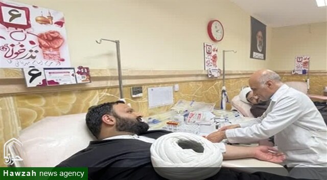 روحانیون حوزه علمیه خراسان خون خود را برای کمک به مصدومان حادثه بندرعباس اهدا کردند