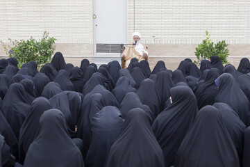 تصاویر/ حضور آیت الله ناصری در دبیرستان شهید مطهری به مناسبت روز دختر