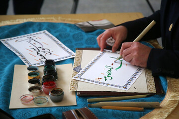 برپایی میز خطاطی اسامی و القاب حضرت فاطمه معصومه(س) در حرم بانوی کرامت