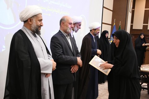 تصاویر/ تجلیل از برگزیدگان جشنواره بانوی کرامت و مسابقه رشد در سمنان