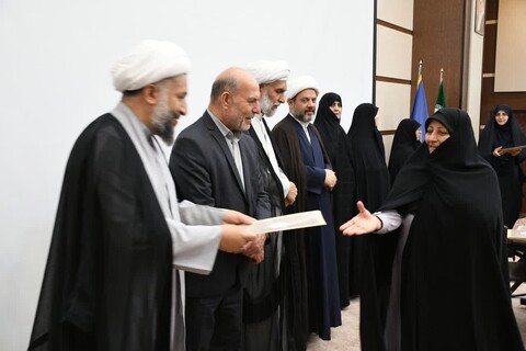 تصاویر/ تجلیل از برگزیدگان جشنواره بانوی کرامت و مسابقه رشد در سمنان