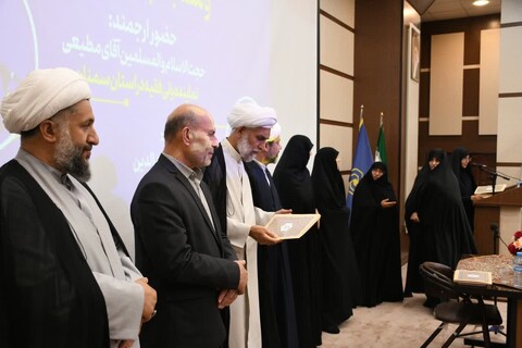 تصاویر/ تجلیل از برگزیدگان جشنواره بانوی کرامت و مسابقه رشد در سمنان