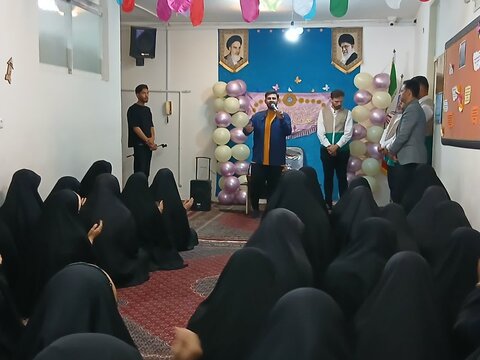 تصاویر/برگزاری جشن دهه کرامت همراه با خادمیاران رضوی در مدرسه علمیه الهیه ساوه