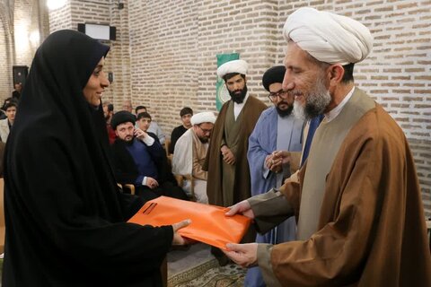 تصاویر / از خادمان برنامه اعتکاف در قزوین تجلیل شد