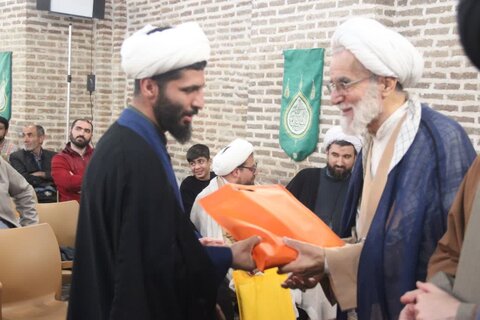 تصاویر / از خادمان برنامه اعتکاف در قزوین تجلیل شد