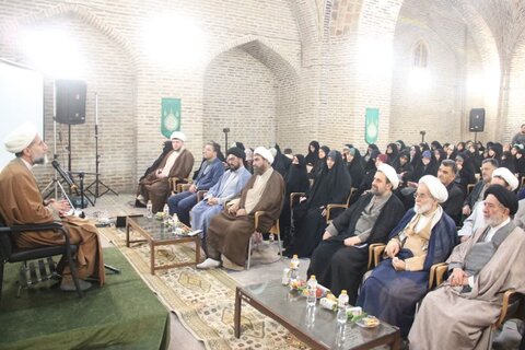 تصاویر / از خادمان برنامه اعتکاف در قزوین تجلیل شد