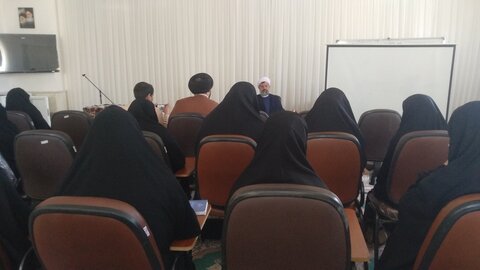 تصاویر/ مراسم تجلیل از مقام شامخ استاد در مدرسه علمیه خواهران خورموج