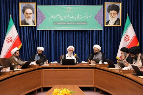 تصاویر/ سومین جلسه از «سلسله نشست‌های اساتید و فضلای جوان حوزه علمیه» با موضوع «نقش آفرینی در عرصه راهبری و سیاستگذاری»