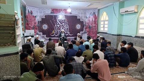 تصاویر/ دیدار مدیر حوزه علمیه استان هرمزگان با کادر و اساتید مدرسه علمیه مولود کعبه جاسک