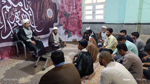 تصاویر/ دیدار مدیر حوزه علمیه استان هرمزگان با کادر و اساتید مدرسه علمیه مولود کعبه جاسک