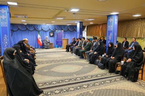 تصاویر | دیدار مدیرکل و معاونین آموزش و پرورش استان به همراه جمعی از معلمین نمونه استان با نماینده ولی فقیه در آذربایجان شرقی