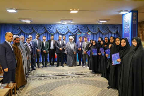 تصاویر | دیدار مدیرکل و معاونین آموزش و پرورش استان به همراه جمعی از معلمین نمونه استان با نماینده ولی فقیه در آذربایجان شرقی