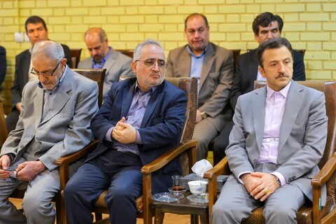 تصاویر | دیدار مدیرکل و معاونین آموزش و پرورش استان به همراه جمعی از معلمین نمونه استان با نماینده ولی فقیه در آذربایجان شرقی