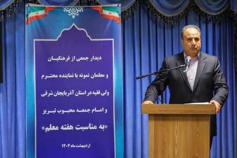 تصاویر | دیدار مدیرکل و معاونین آموزش و پرورش استان به همراه جمعی از معلمین نمونه استان با نماینده ولی فقیه در آذربایجان شرقی