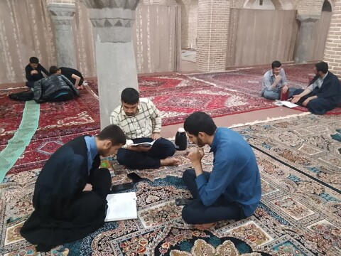 تصاویر/ حلقه های مباحثه ی علمی طلاب عزیز حوزه علمیه صادقیه تبریز